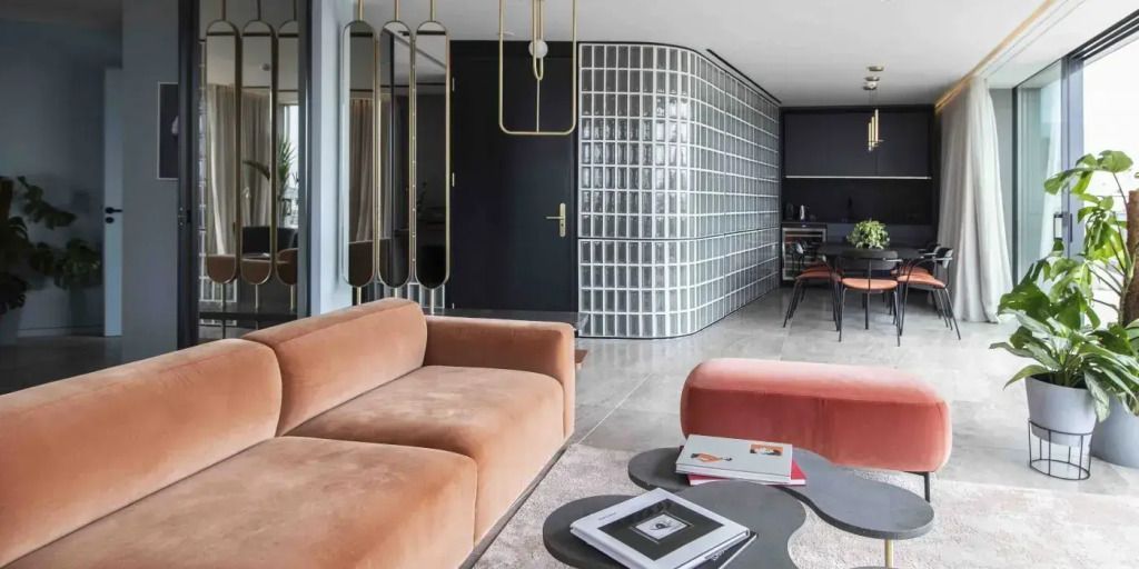Moderner Wohnraum mit stylischen Sofas und künstlerischer Wandgestaltung
