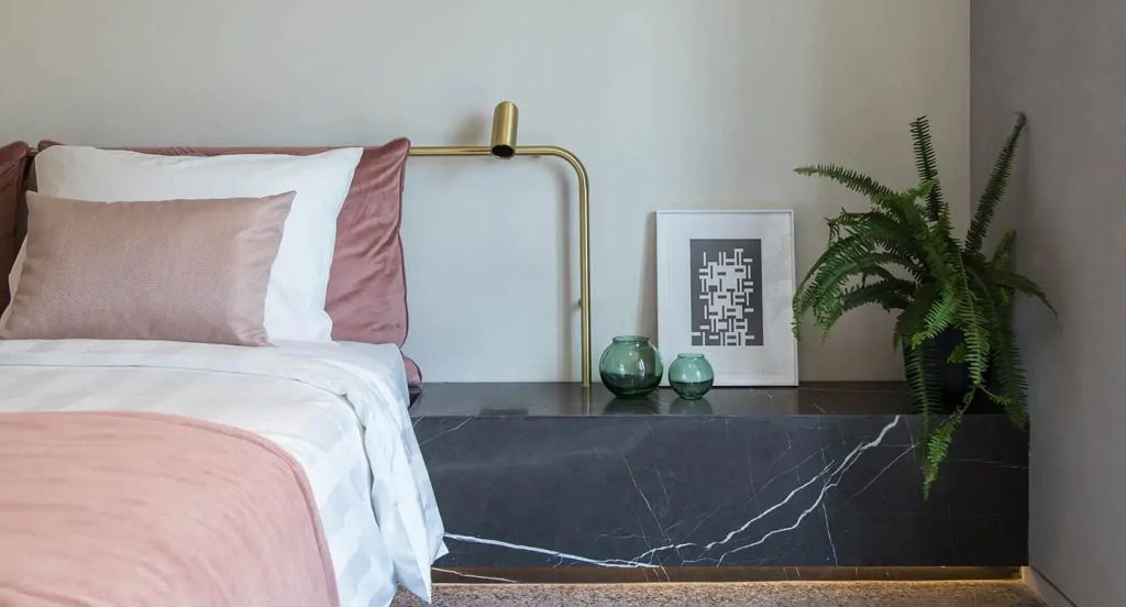 Detailaufnahme eines Bettes mit edlen Stoffen und stilvoller Dekoration