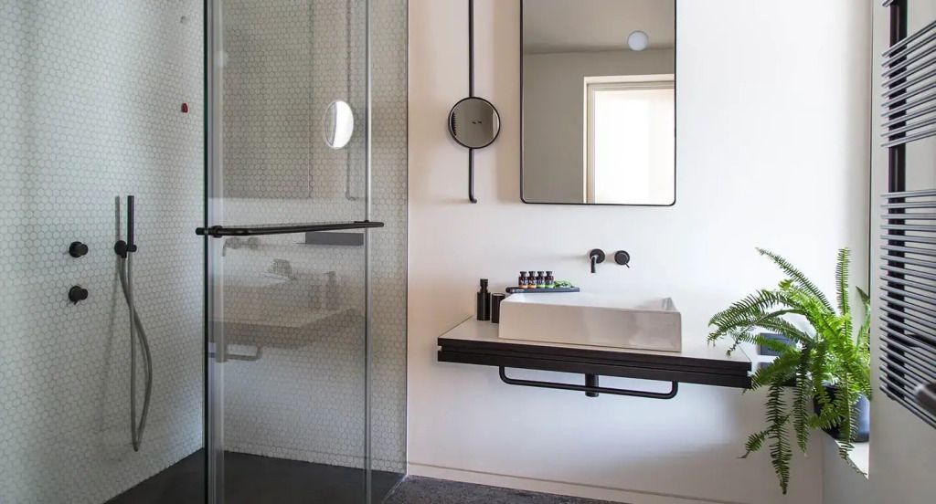 Elegantes Badezimmer mit moderner Dusche und stilvollem Waschbecken