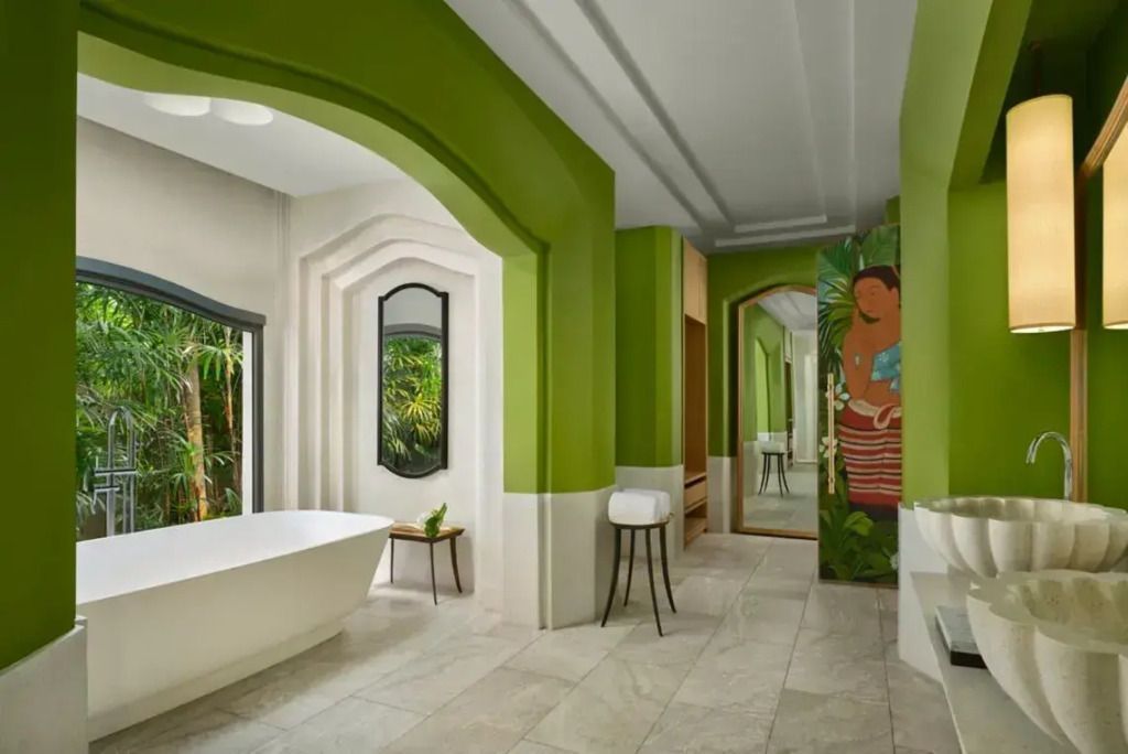 Luxuriöses Badezimmer mit freistehender Badewanne und grünen Akzenten.