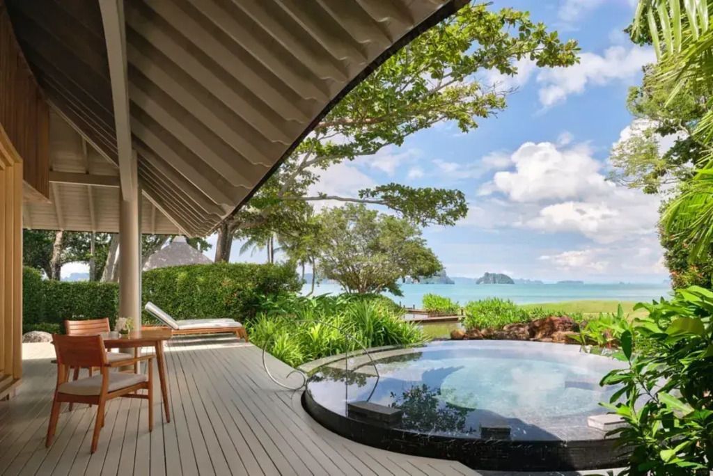 Privater Terrassenbereich mit Whirlpool und atemberaubendem Meerblick.