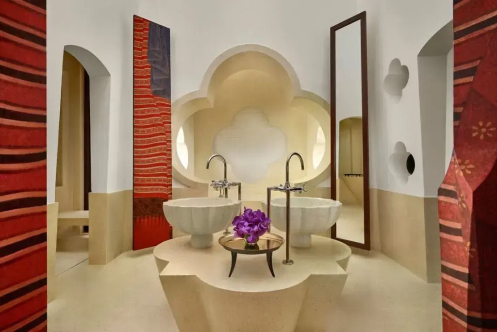 Luxuriöses Badezimmer mit zwei Waschbecken und Kunstakzenten