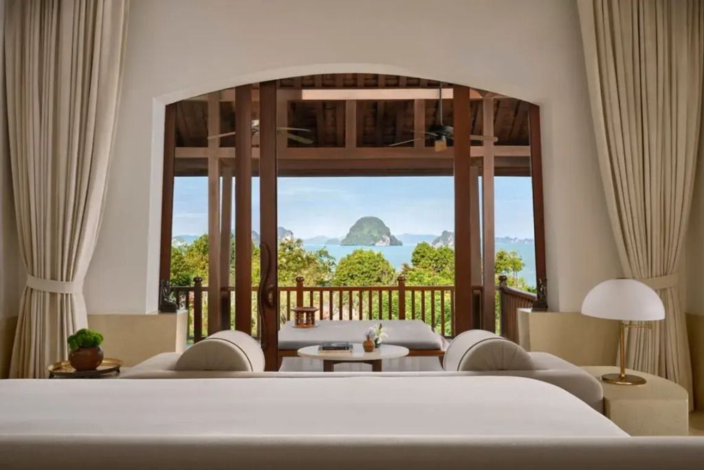 Geräumiges Doppelzimmer mit Blick auf das Meer und tropische Inseln