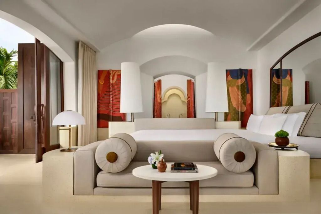Modernes Zimmer mit luxuriösen Möbeln und künstlerischen Akzenten