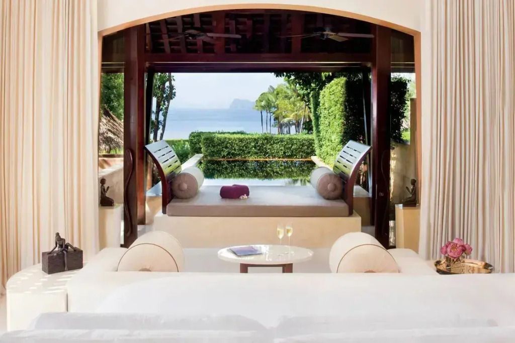 Elegante Villa mit offenem Ausblick auf das Meer und zwei stilvollen Liegen.