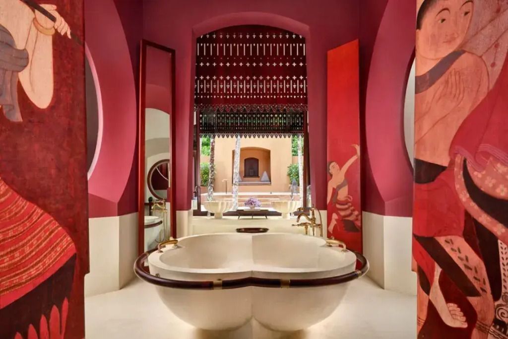 Opulentes Badezimmer mit großer Freistehbadewanne und kunstvollen Details.