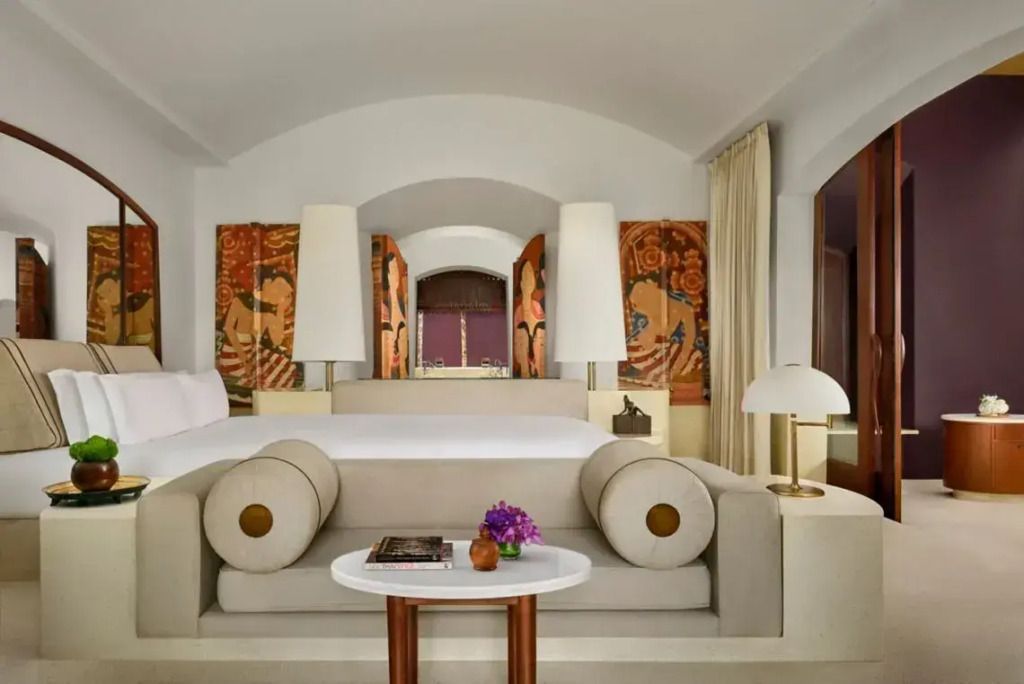 Luxuriöses Doppelbett mit stilvoller Dekoration in elegantem Zimmer