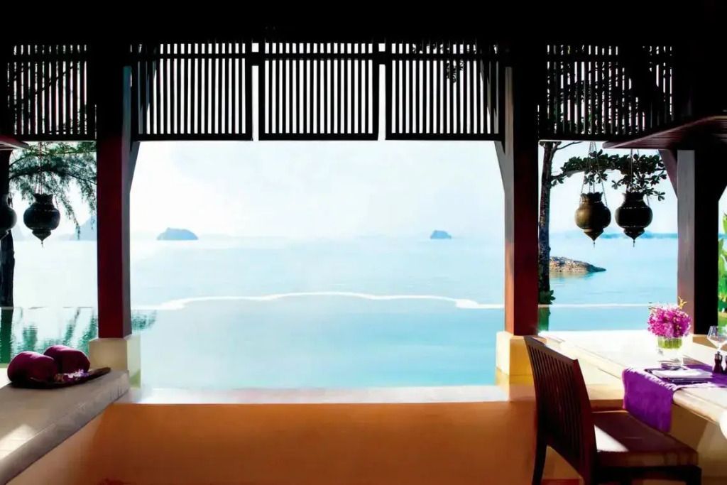 Panoramablick auf das Meer von einer Villa mit Balkon