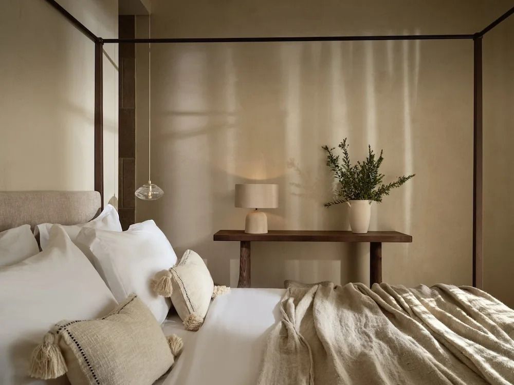 Luxuriöses Schlafzimmer mit Himmelbett und feinen Leinenstoffen in der Deluxe Suite