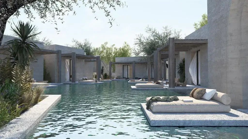 Luxuriöser Poolbereich mit stilvollen Liegen und umgebender Natur