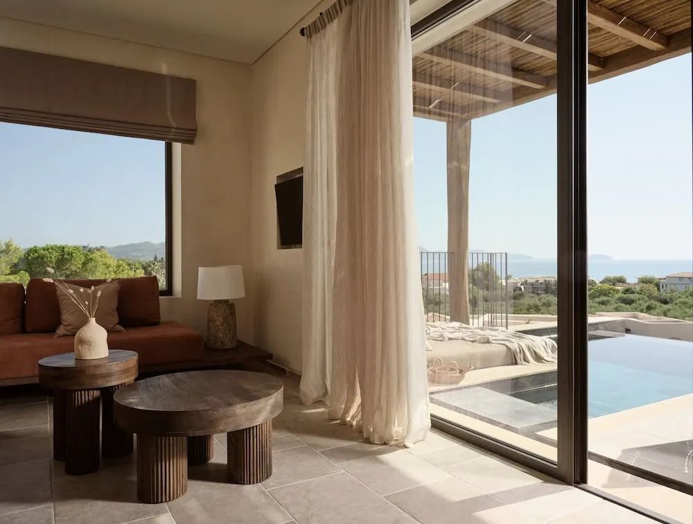 Helles Wohnzimmer mit Meerblick und modernem Dekor