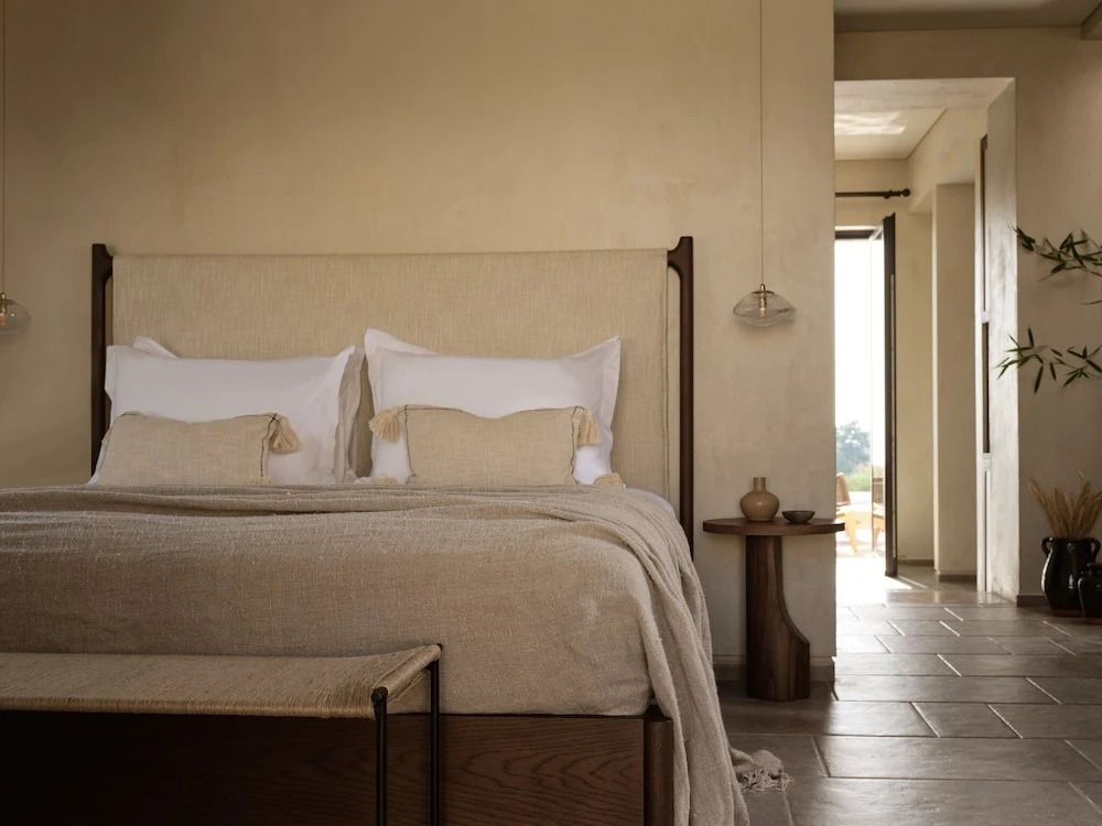 Geräumiges Schlafzimmer mit großem Bett und natürlichem Licht