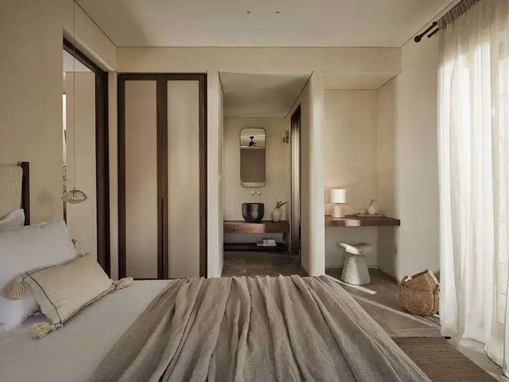 Modernes Schlafzimmer mit Designer-Möbeln und beruhigenden Farbtönen