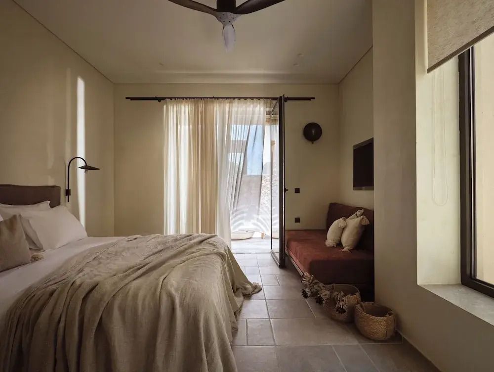 Helles Schlafzimmer in einer Junior-Suite mit Zugang zu privater Terrasse