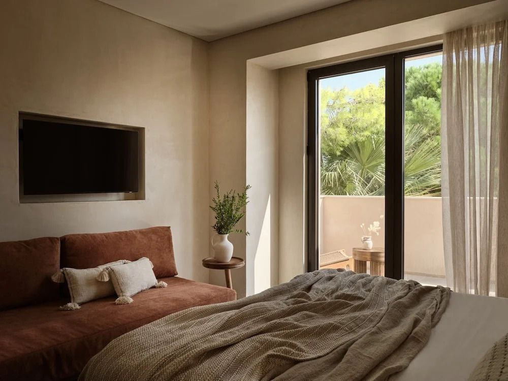 Suite mit modernem Sofa, TV und Blick ins Grüne