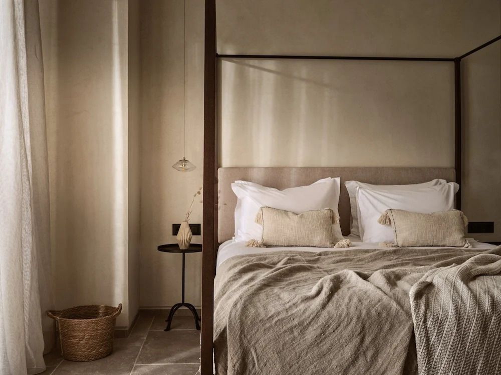 Gemütliches Bett in neutralem Farbton mit stilvollen Details
