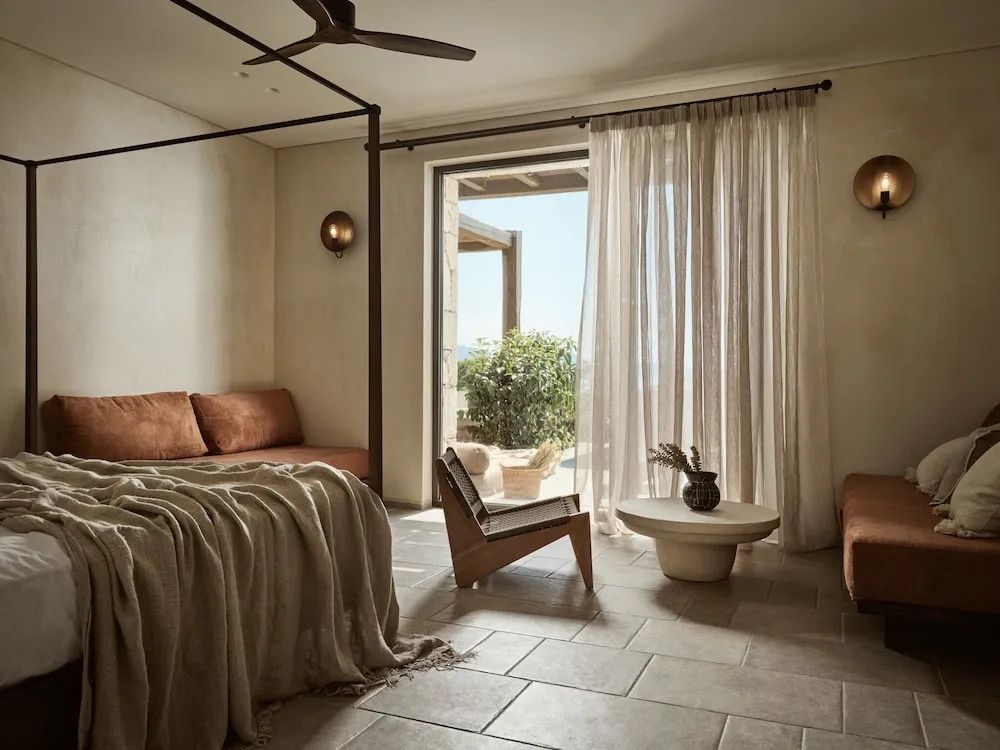 Superior Suite mit Meerblick und edler Einrichtung, Terrasse im Hintergrund
