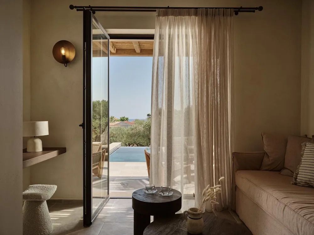Suite mit Zugang zur Terrasse und Meerblick durch große Fensterfront