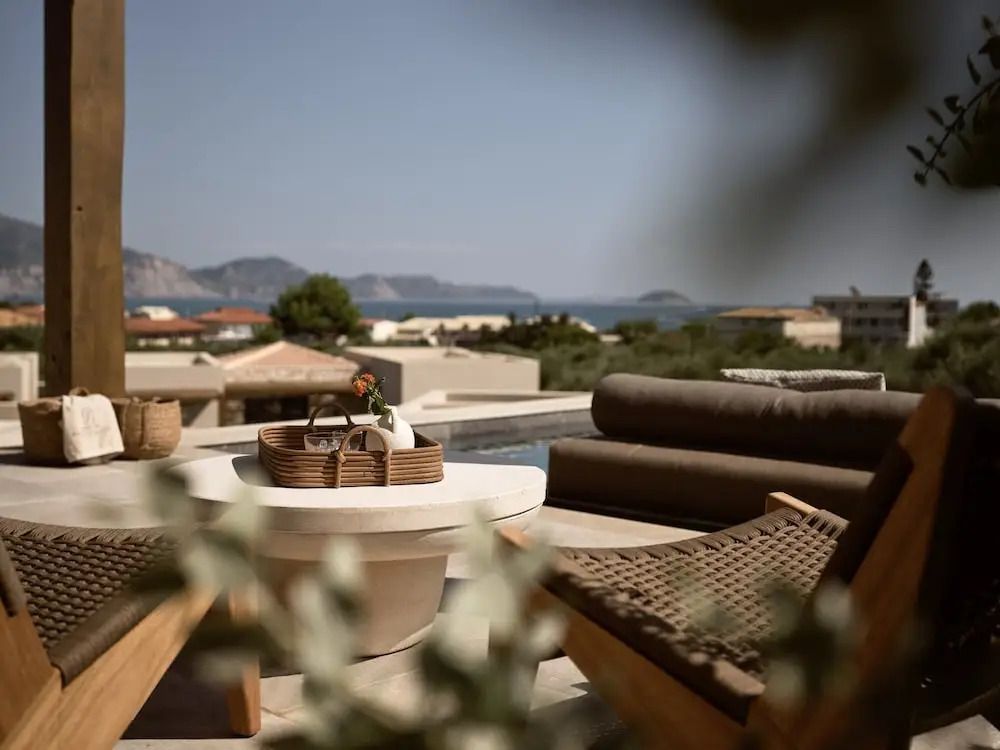 Terrasse mit Loungemöbeln und Blick auf das Meer und die Landschaft