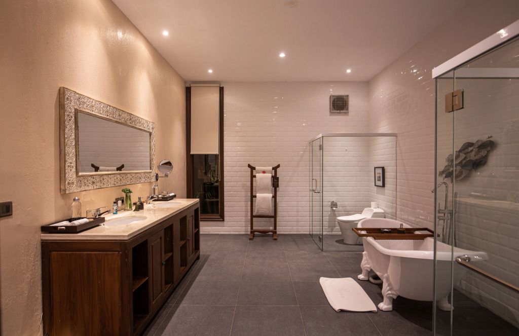 Luxuriöses Badezimmer mit freistehender Badewanne und großen Spiegeln