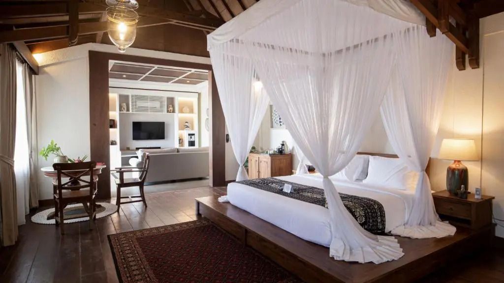 Küstenzimmer mit Himmelbett und modernem Interieur im Plataran Komodo Resort