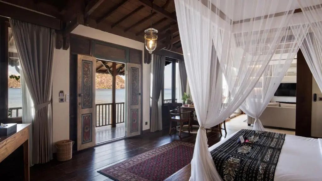 Helles Zimmer mit offenem Balkon und Aussicht im Plataran Komodo Resort
