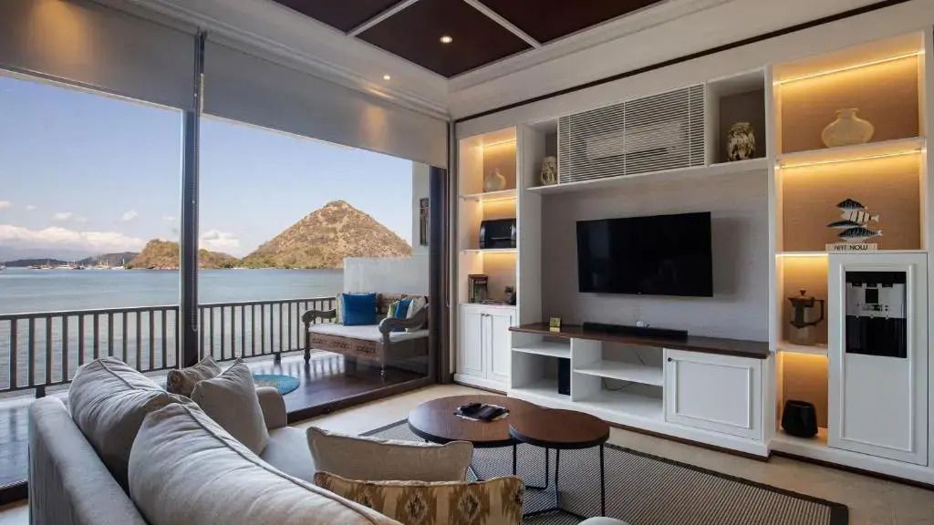 Gemütlicher Wohnbereich mit TV und Meerblick im Plataran Komodo Resort