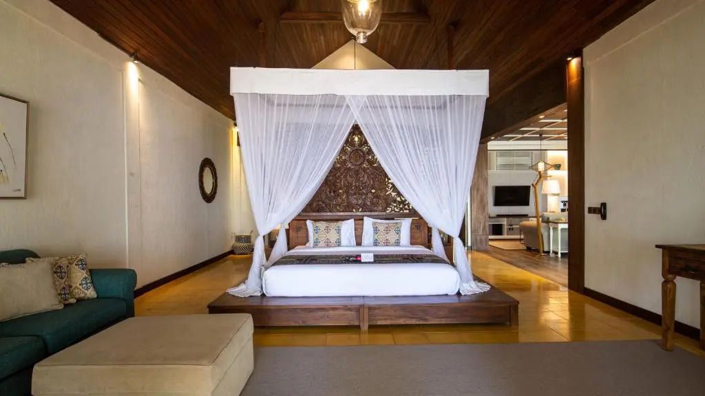 Luxus Schlafzimmer mit Himmelbett und kunstvollen Holzelementen