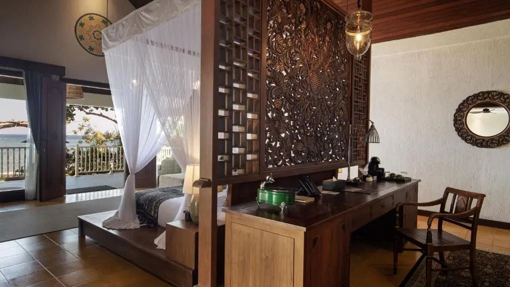Detailreiche Holztrennwand in einem luxuriösen Zimmer