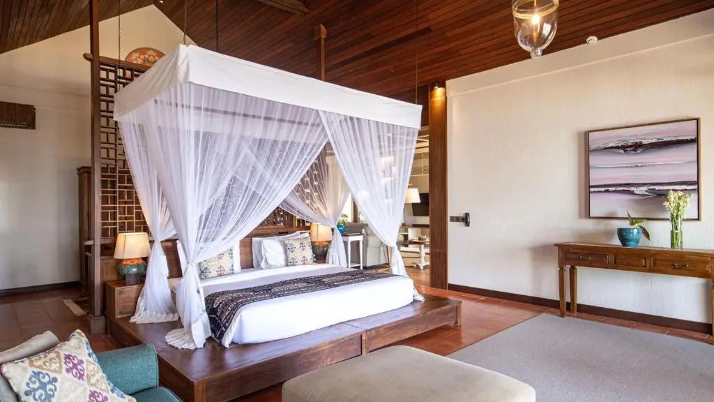 Luxuriöses Schlafzimmer mit Himmelbett und edlen Holzakzenten