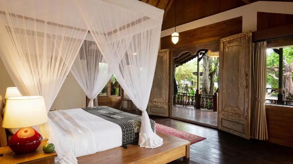 Schlafzimmer mit Blick auf private Terrasse und Naturumgebung