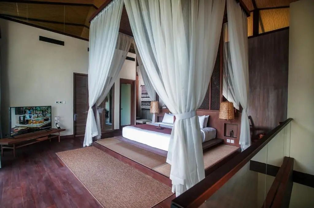 Geräumiges Zimmer mit Baldachinbett und eleganter Dekoration