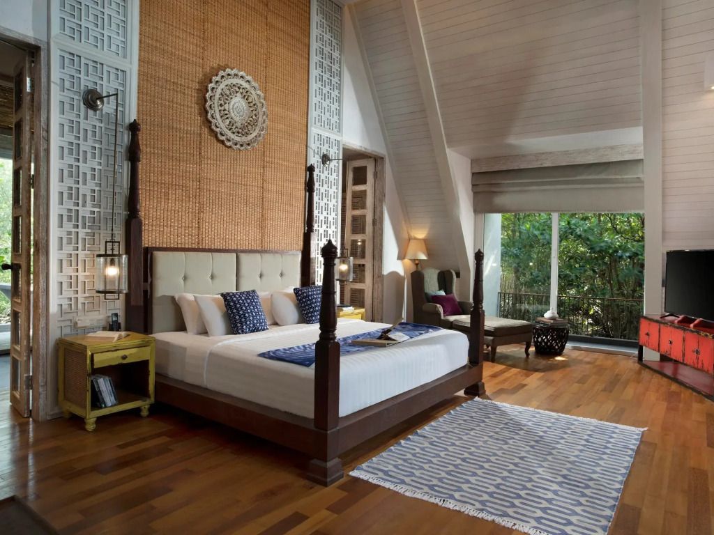 Elegantes Schlafzimmer mit Himmelbett und Holzböden im Plataran Menjangan Resort