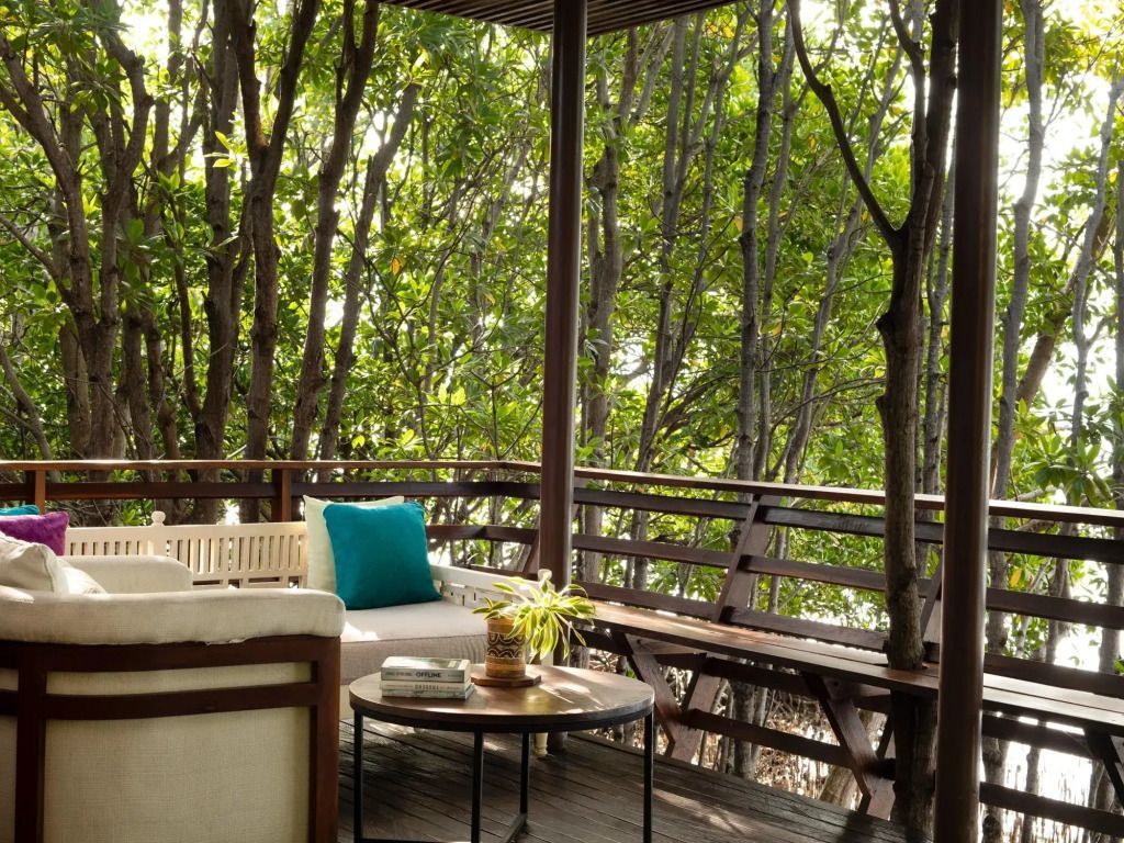 Gemütliche Terrasse inmitten von Bäumen im Plataran Menjangan Resort