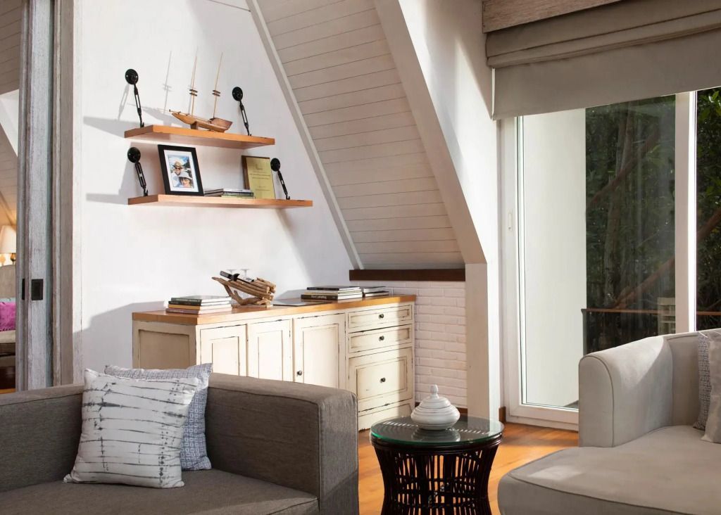 Wohnbereich mit stilvollen Regalen und gemütlichen Sofas im Plataran Menjangan Resort
