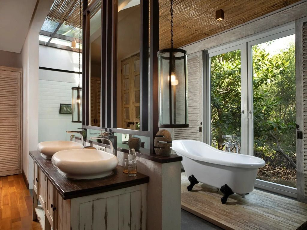 Luxuriöses Badezimmer mit freistehender Badewanne im Plataran Menjangan Resort