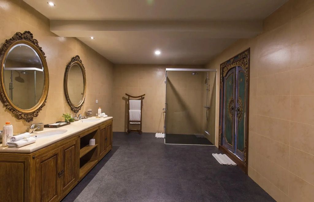 Elegantes Badezimmer mit großer Dusche und antikem Spiegel