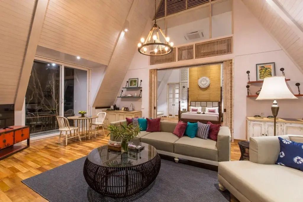 Wohnbereich einer luxuriösen Villa mit Holzboden und gemütlicher Couch