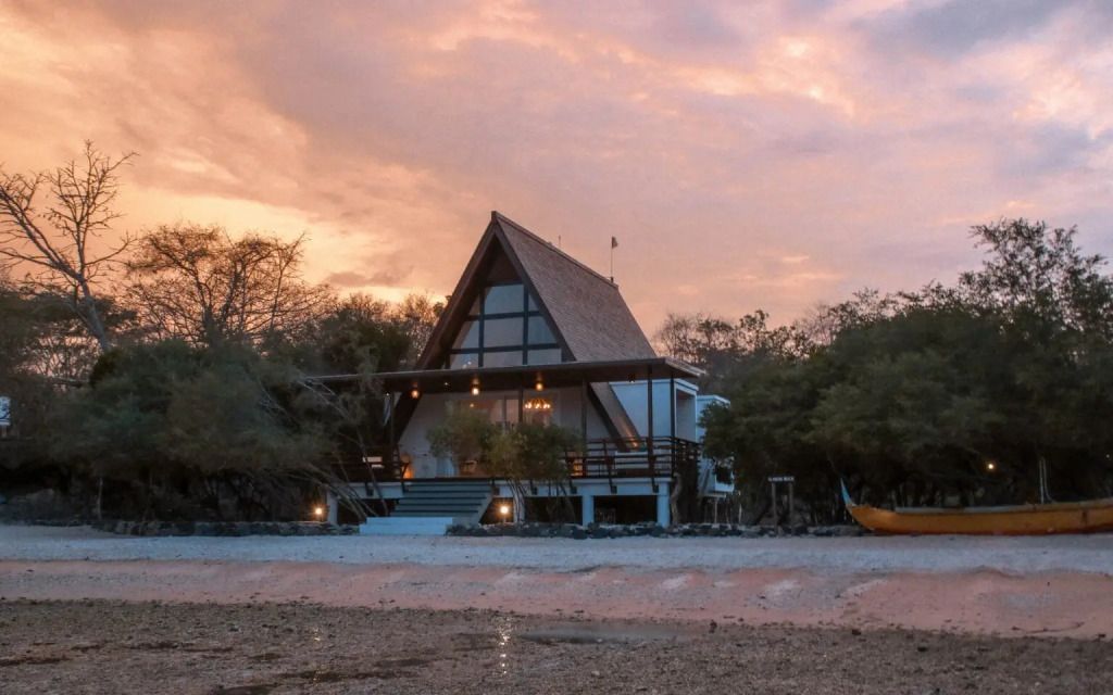 A-förmige Villa mit Blick auf den Sonnenuntergang am Strand