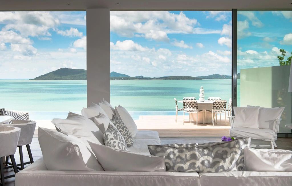 Großzügiges Sofa und Terrasse mit Blick auf das Meer und Inseln