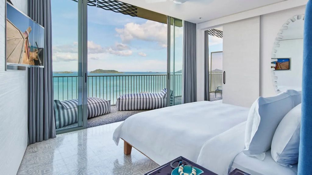 Helles Zimmer mit großem Fenster und Blick auf das Meer im COMO Point Yamu.