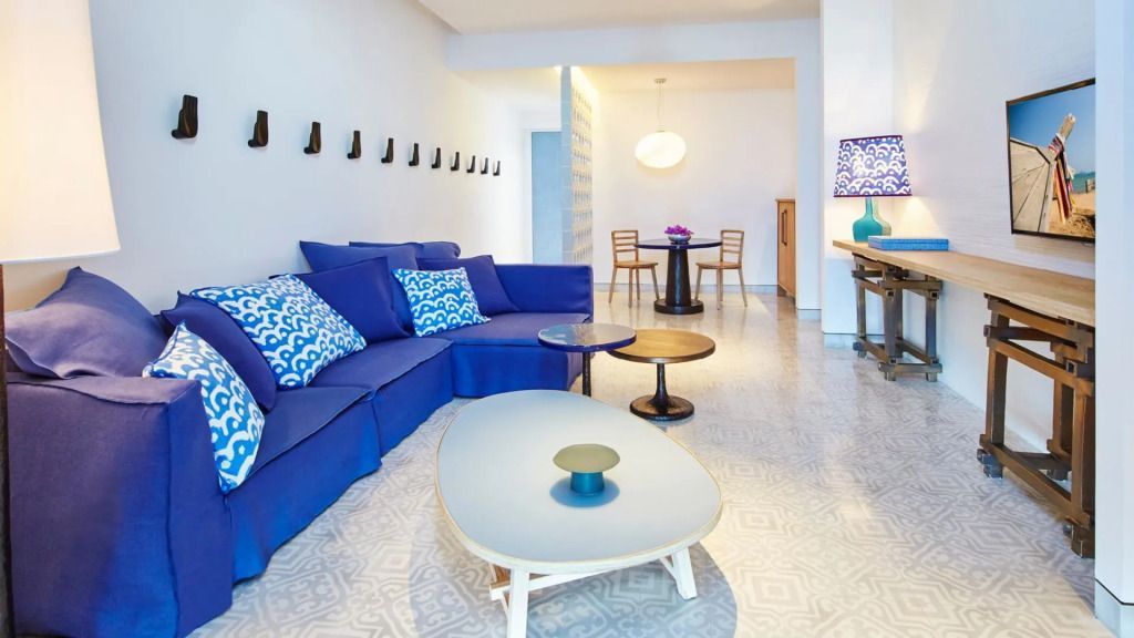 Stilvoller Wohnbereich mit blauer Couch und eleganter Inneneinrichtung.