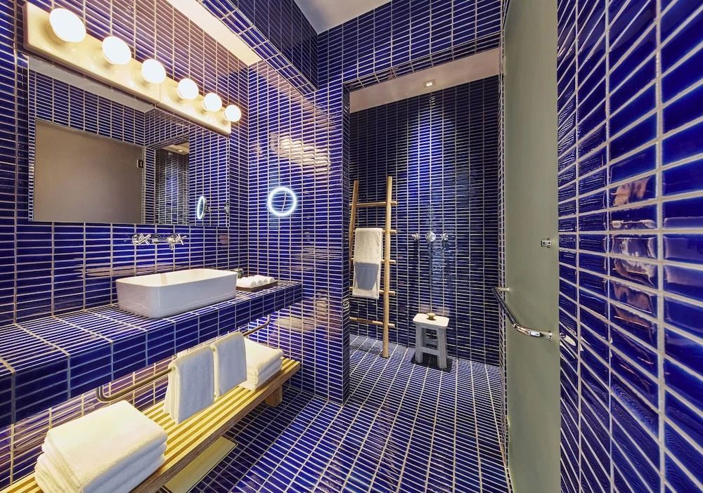 Luxuriöses Badezimmer mit blauen Fliesen und moderner Ausstattung