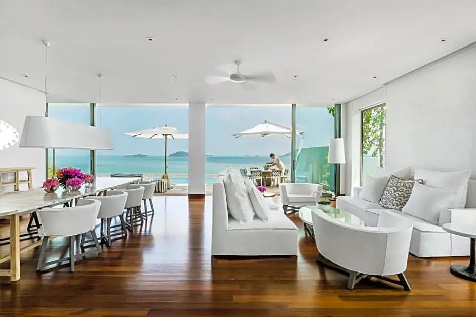 Eleganter Wohnbereich mit Meerblick und stilvollen Möbeln in der Como Pool Villa