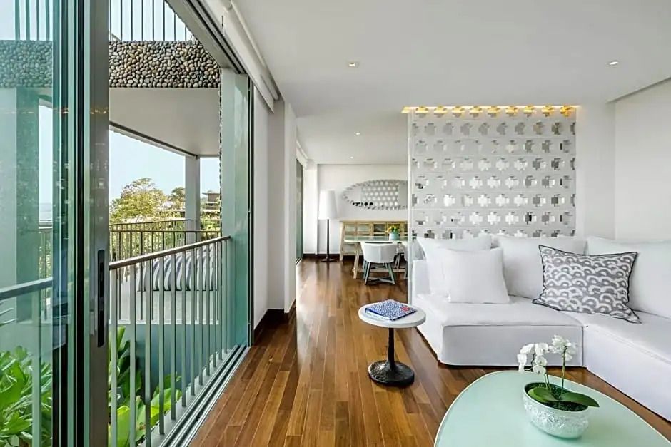 Heller Wohnraum mit Balkon und modernem Design in der Como Pool Villa
