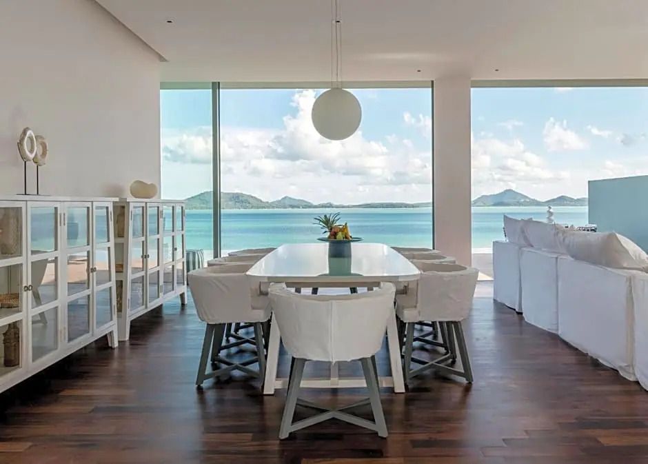 Essbereich mit Blick auf das Meer in der Como Pool Villa