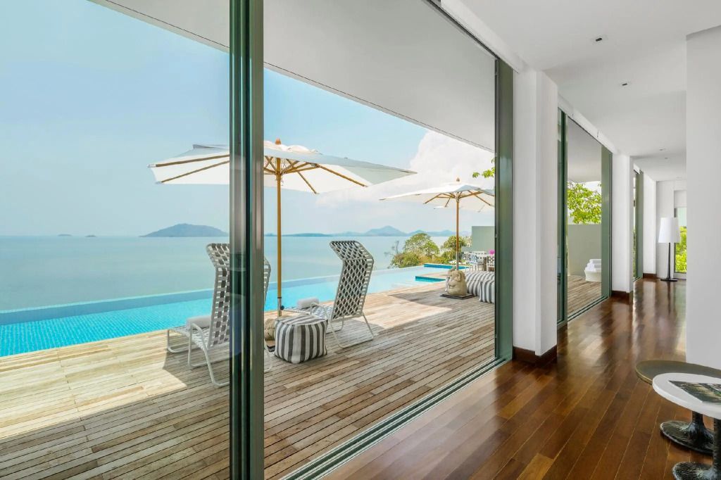 Terrasse mit Infinity-Pool und Meerblick in der Como Pool Villa