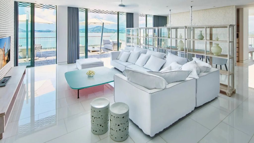Modernes Wohnzimmer mit hellen Möbeln und Meerblick