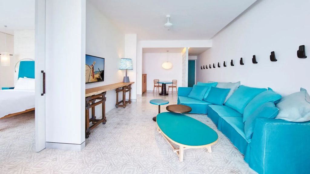 Modernes Wohnzimmer mit türkiser Couch und stilvollen Holzmöbeln