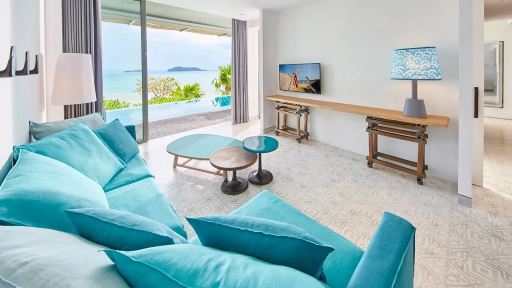 Wohnzimmer mit Blick auf das Meer durch eine große Fensterfront